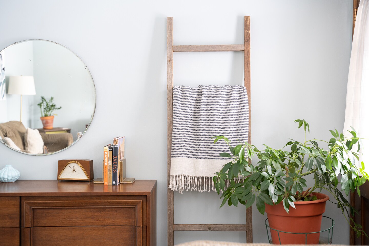 Rustic Farmhouse 5ft Reclaimed Wood Decorative Bookcase Ladder