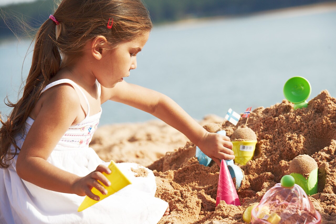 Spielstabil Ice Cream Duo in net - 4 Plastic Cones &#x26; Scooper Toy for Use in The Sand or with Real Food (Made in Germany)