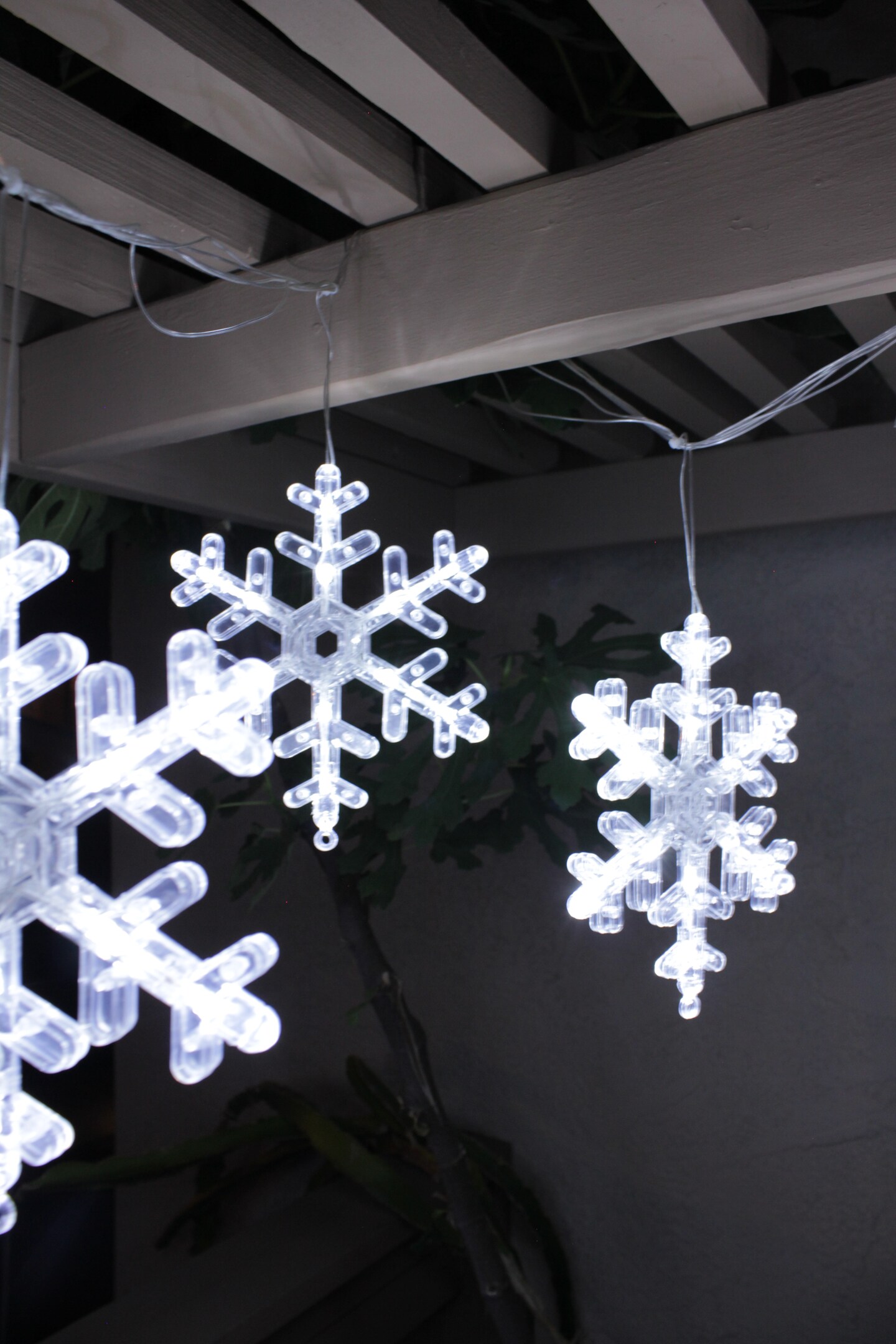 Perfect Holiday Snowflake String Lights 6pcs Plug in 8 Function - White