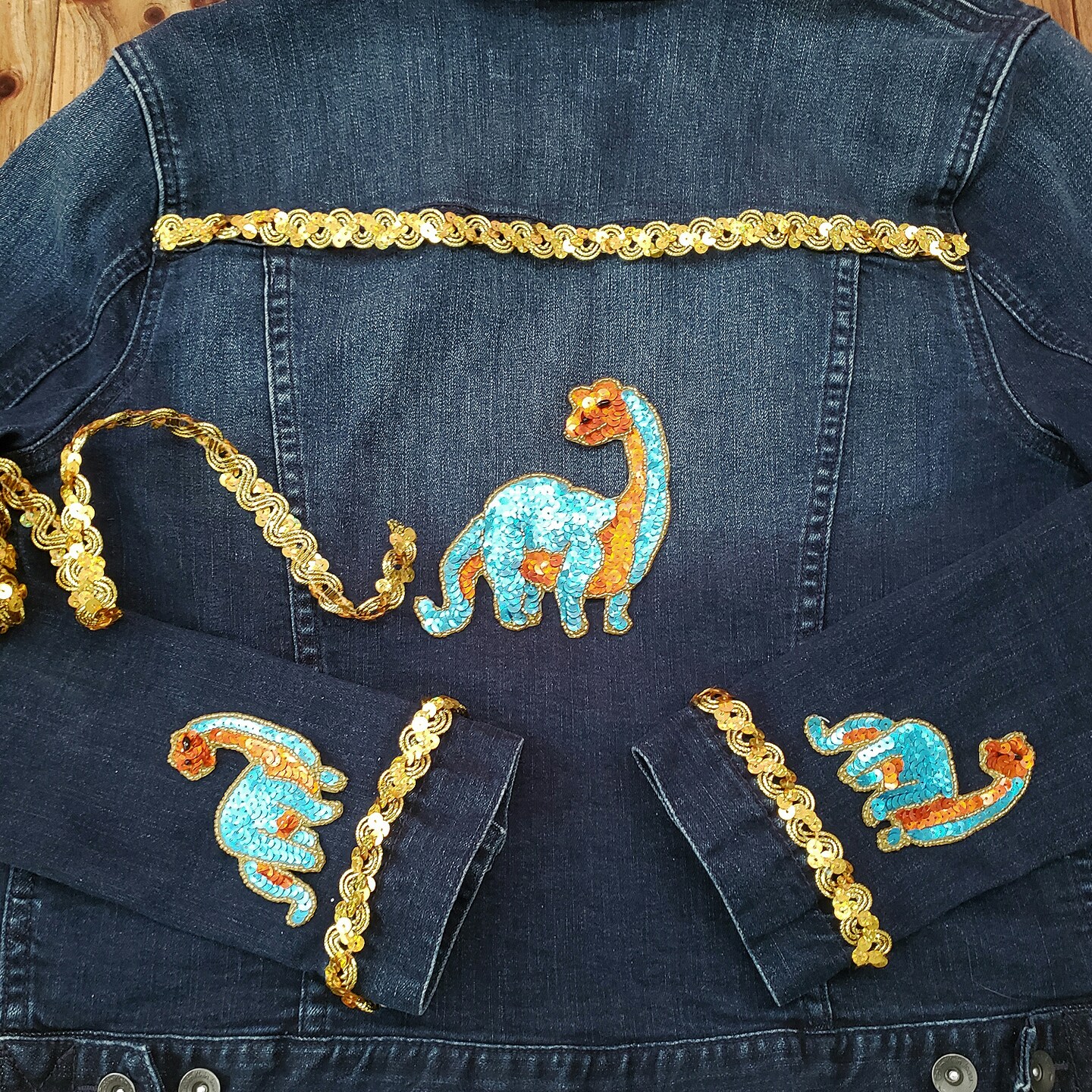 3&#x22; x 2 3/4&#x22; Billy Brontosaurus Dinosaur Sequin Applique/Patch