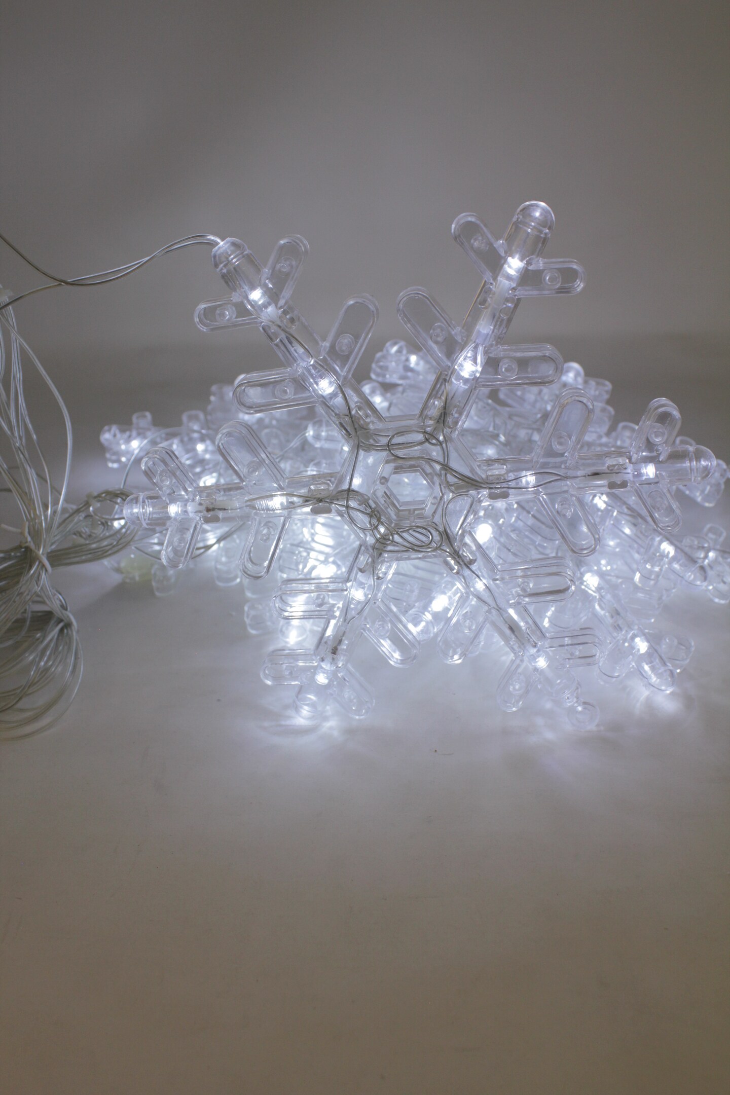 Perfect Holiday Snowflake String Lights 6pcs Plug in 8 Function - White