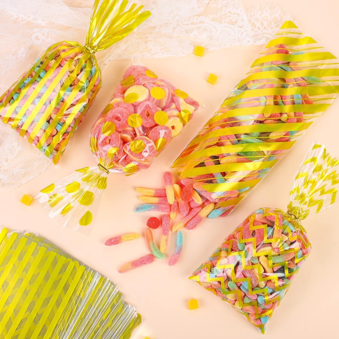 100-Pieces White Cellophane Treat Bags with Twist Ties