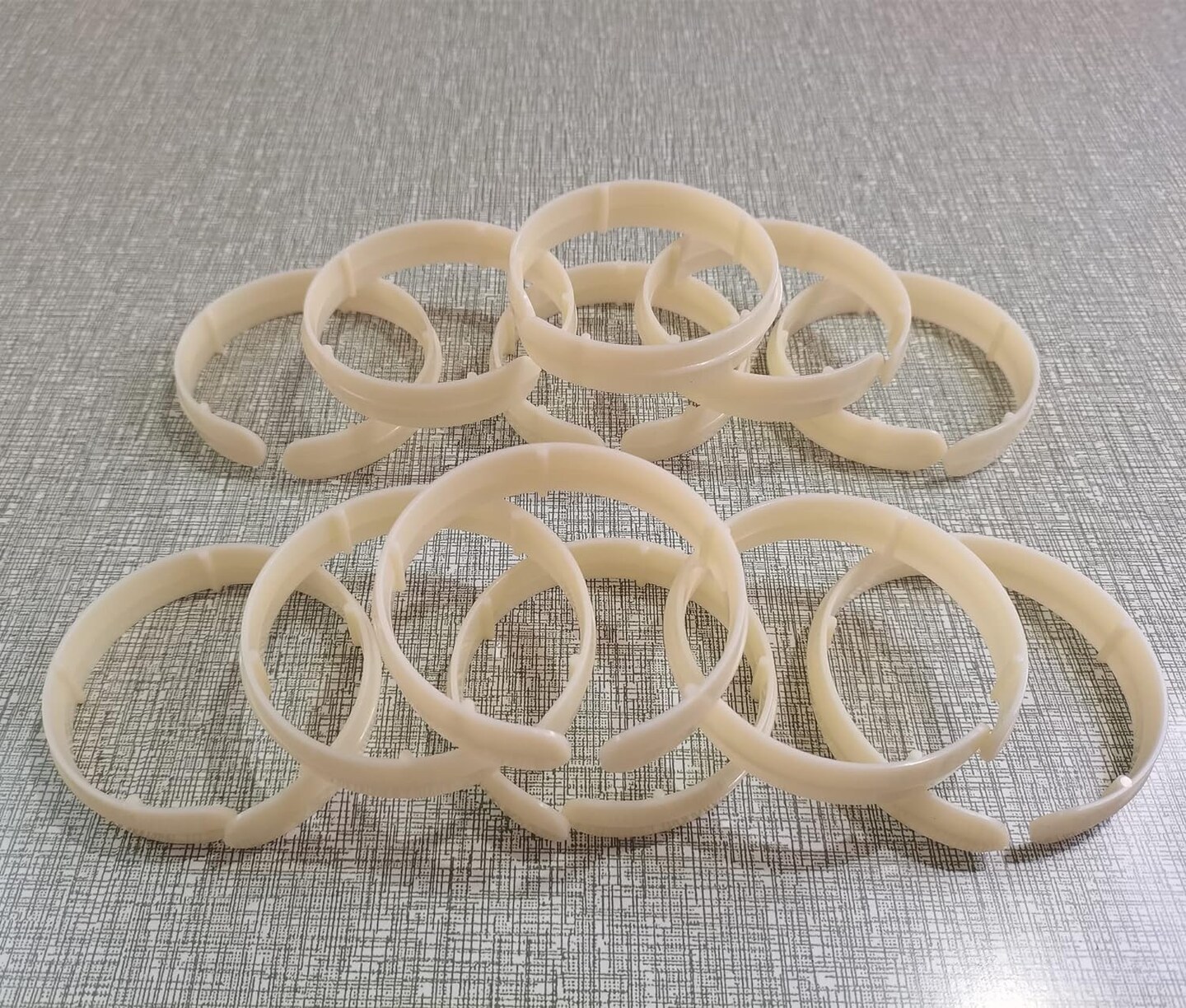 Quilt Clips 12 Pack,3 inches Plastic Quilting Clips Hold The Quilt Rolled While Quilting