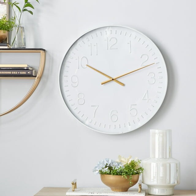 DecMode 24&#x22; White Metal Round Wall Clock