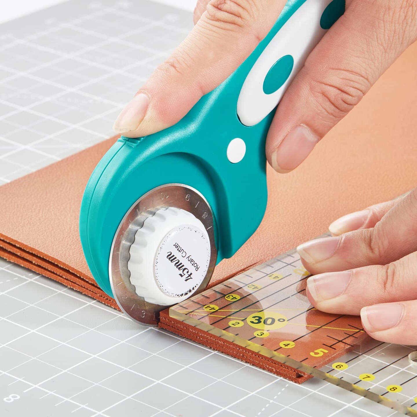 45mm Rotary Cutter with 5pcs Extra Blades, Ergonomic Handle Rolling Cutter with Safety Lock for Fabric, Leather, Crafting, Sewing, Quilting, Fabric Rotary Cutter Perfect for Left &#x26; Right Hand (Green)