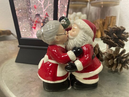 Ceramic Christmas Decor Kissing Santa and Mrs. Claus Salt And Pepper Shakers, Home D&#xE9;cor, Gift for Her, Gift for Mom, Kitchen D&#xE9;cor