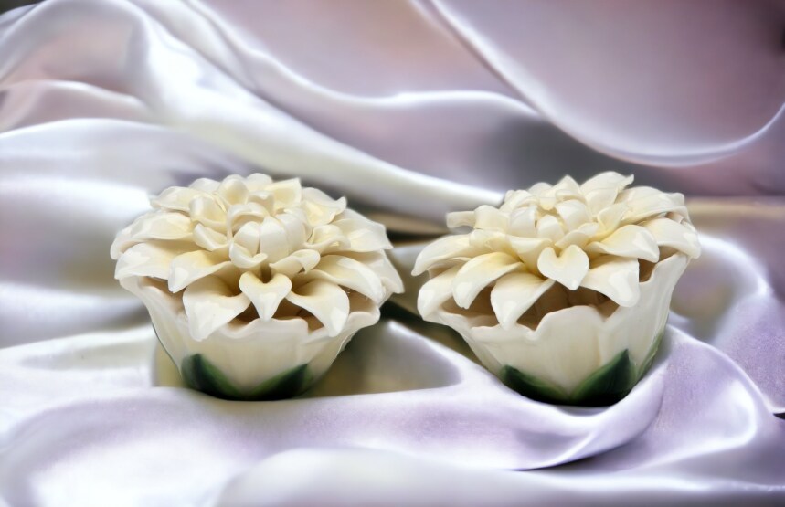 Ceramic White Daisy Flower Salt &#x26; Pepper Shakers, Home D&#xE9;cor, Gift for Her, Gift for Mom, Kitchen D&#xE9;cor, Wedding Decor