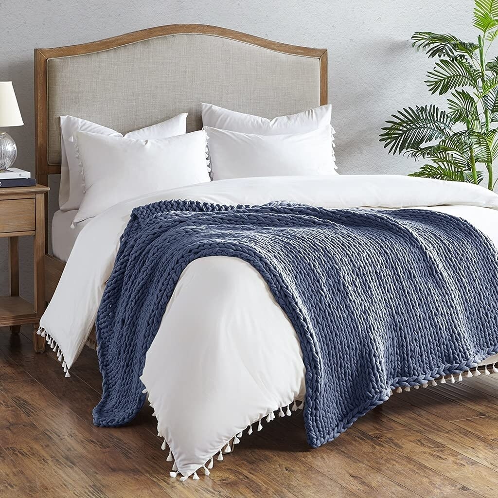 Madison Park   Casual Acrylic Chunky Twice Knit Throw in Indigo Finish MP50-7316