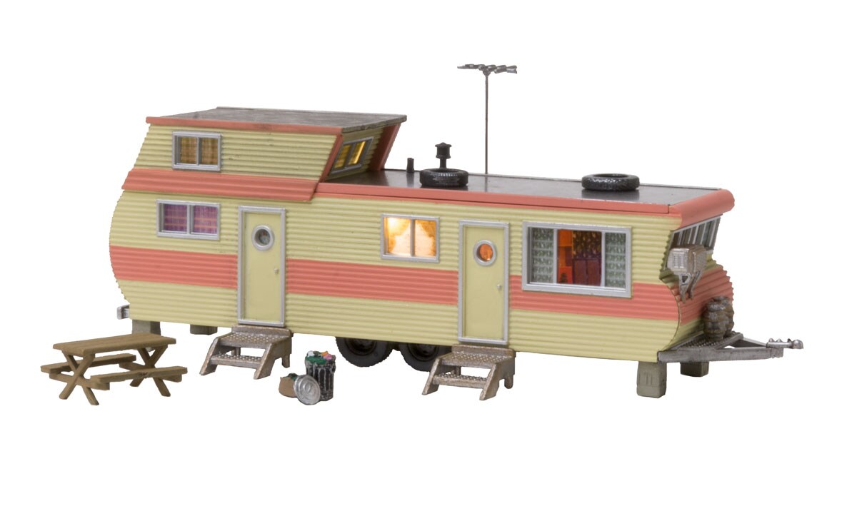 Woodland Scenics   N DOUBLE DECKER TRAILER (LIT) Prebuilt Building