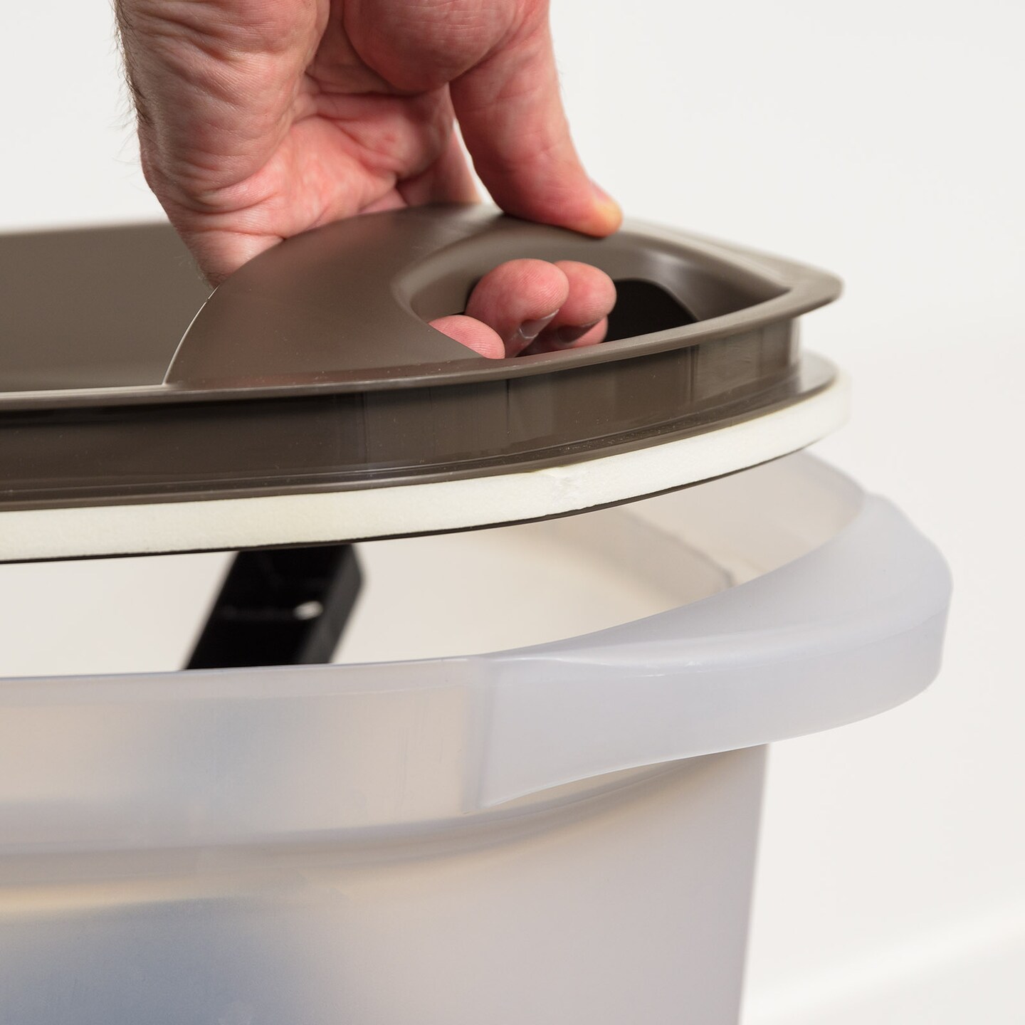 IRIS USA 25Lb/30Qt WeatherPro Airtight Pet Food Storage Container with Scoop and Casters