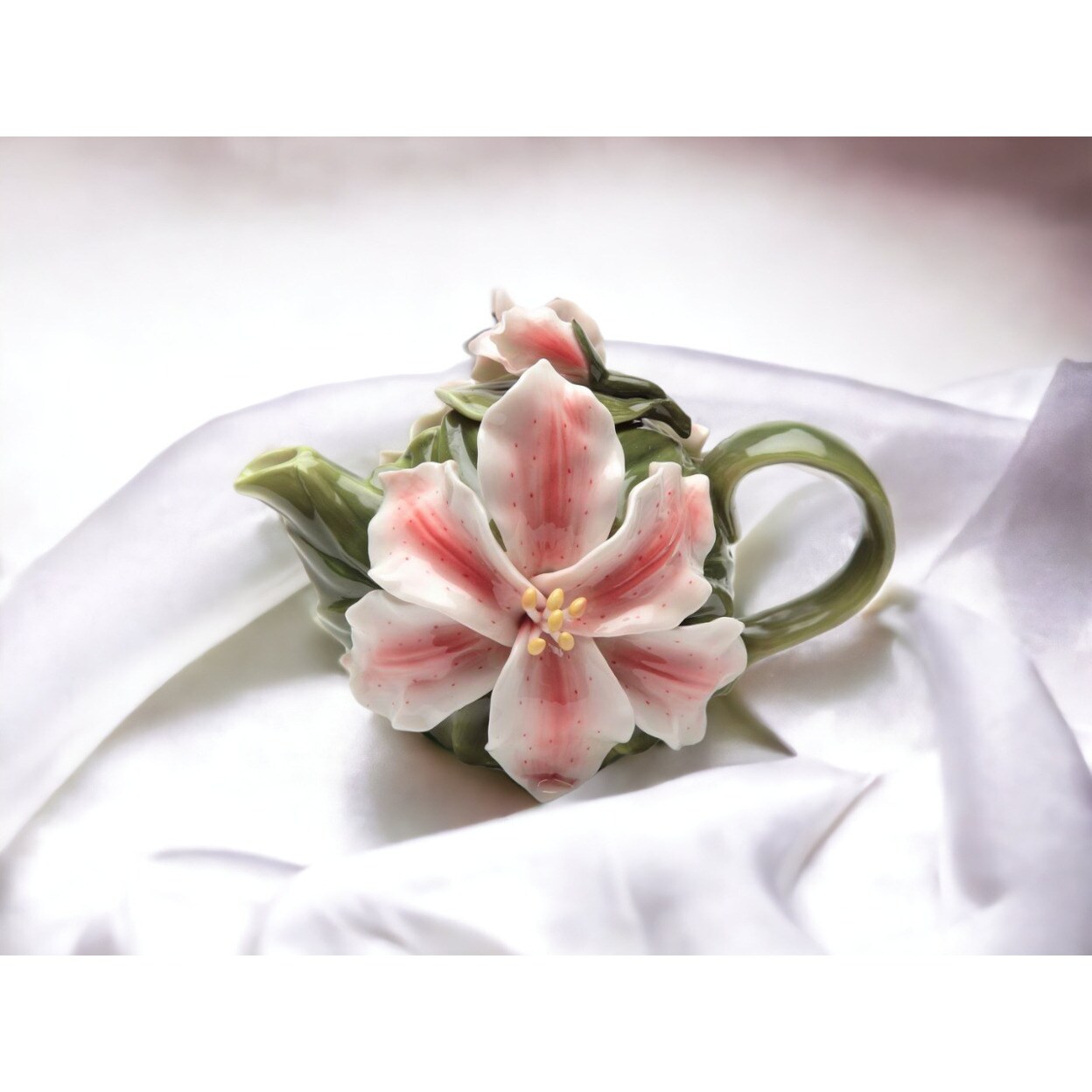 kevinsgiftshoppe Ceramic Lily Flower Teapot   Tea Party Decor Cafe Decor Farmhouse Kitchen Decor Cottagecore
