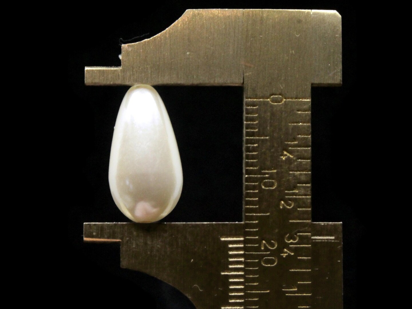 10 18mm White Teardrop Pear Vintage Cultura Pearl Beads