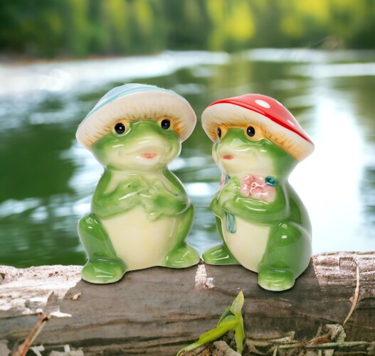 Ceramic Mushroom Frog Salt And Pepper Shakers, Home D&#xE9;cor, Gift for Her, Gift for Mom, Kitchen D&#xE9;cor, Farmhouse D&#xE9;cor, Nature Lover Gift