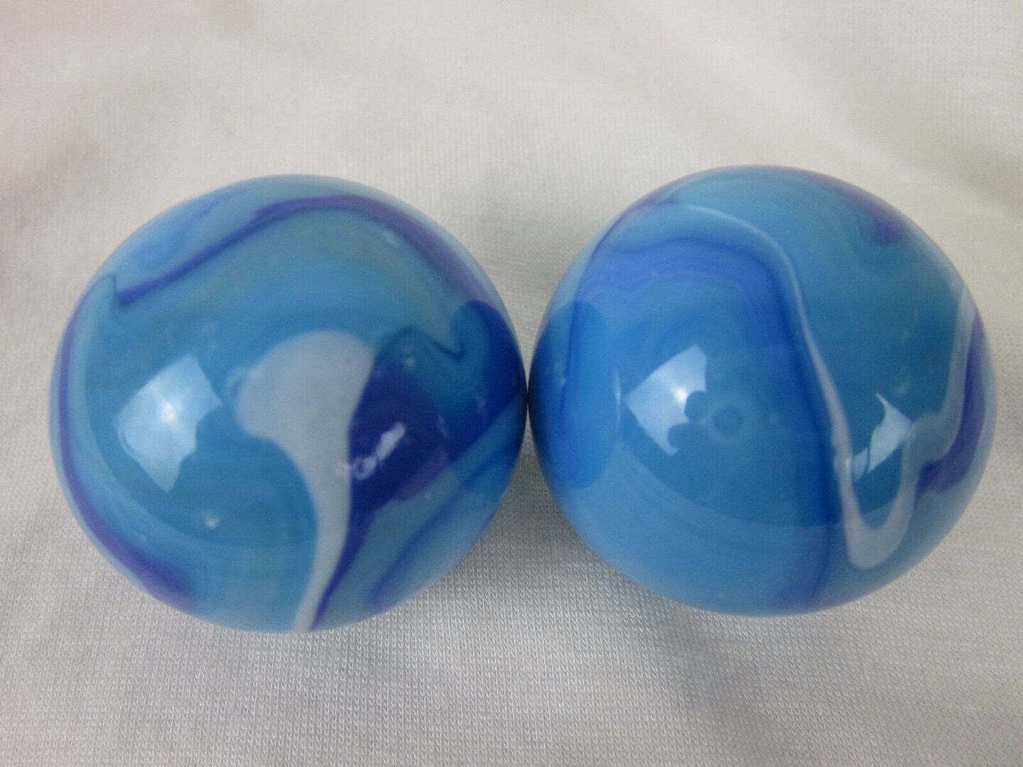 2 Boulders 35mm ICE BLUE Marbles White glass ball large Swirl