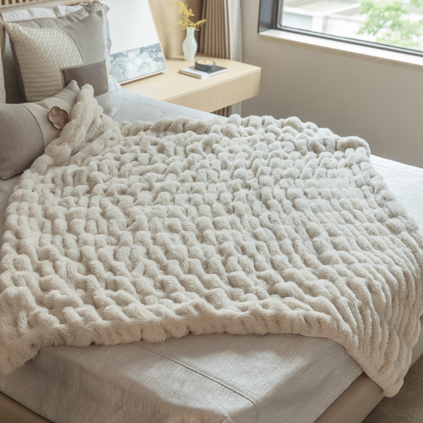 Luxurious 50 in. x 60 in. Rached Faux Fur Cozy Throw Blanket - Decorative  Plush Blanket for Sofa and Bed, Soft and Comfortable Home Accent, Stylish