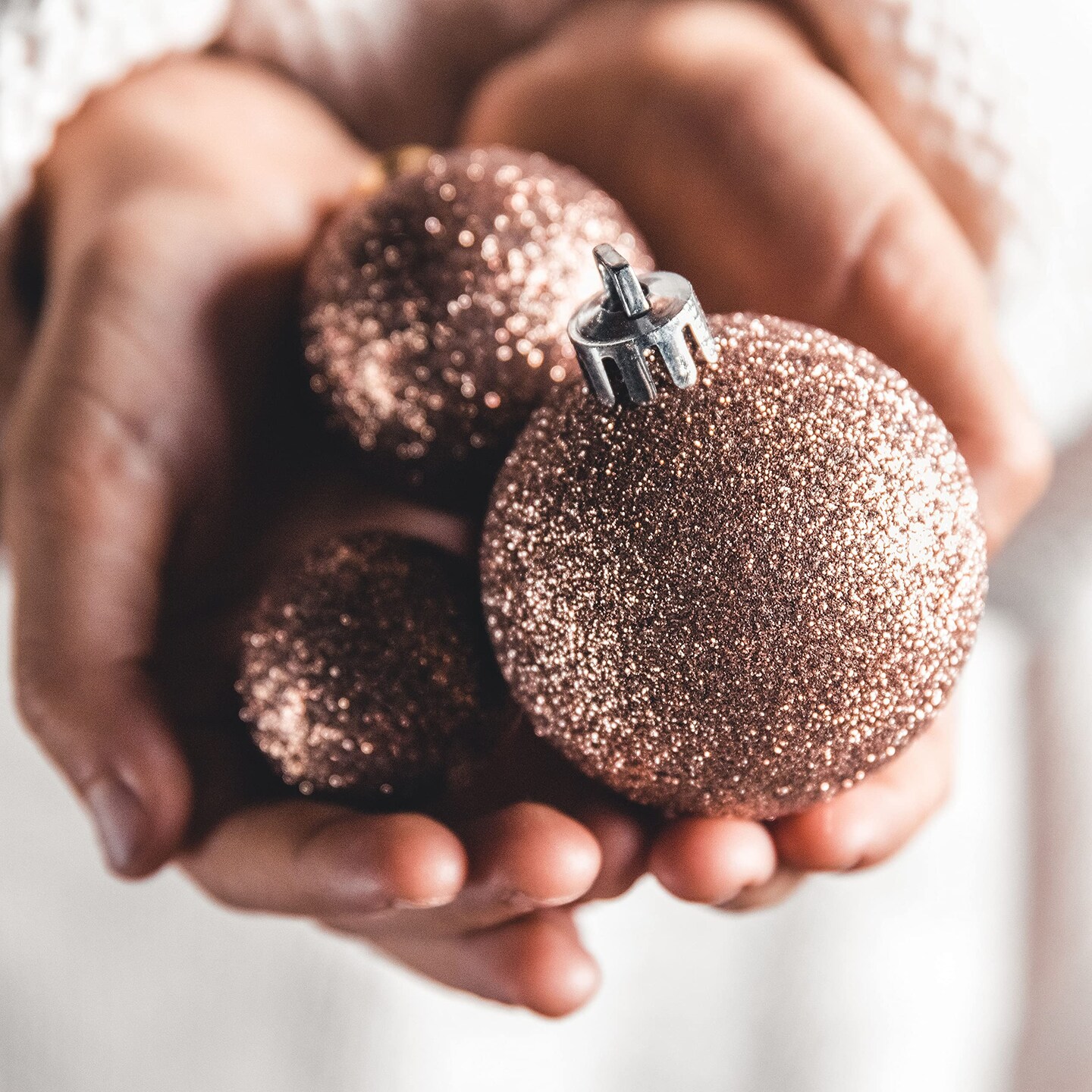 R N&#x27; D Toys 100 Rose Gold and Silver Christmas Ornament Balls Shatterproof + 100 Metal Ornament Hooks, Hanging Ornaments for Indoor/Outdoor Christmas Tree, Holiday Party, Home D&#xE9;cor