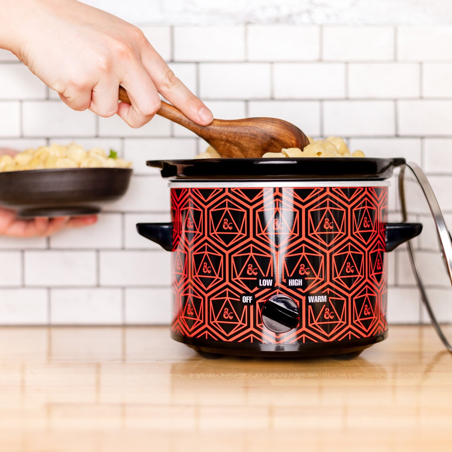 Uncanny Brands Dungeons and Dragons 2 QT Slow Cooker