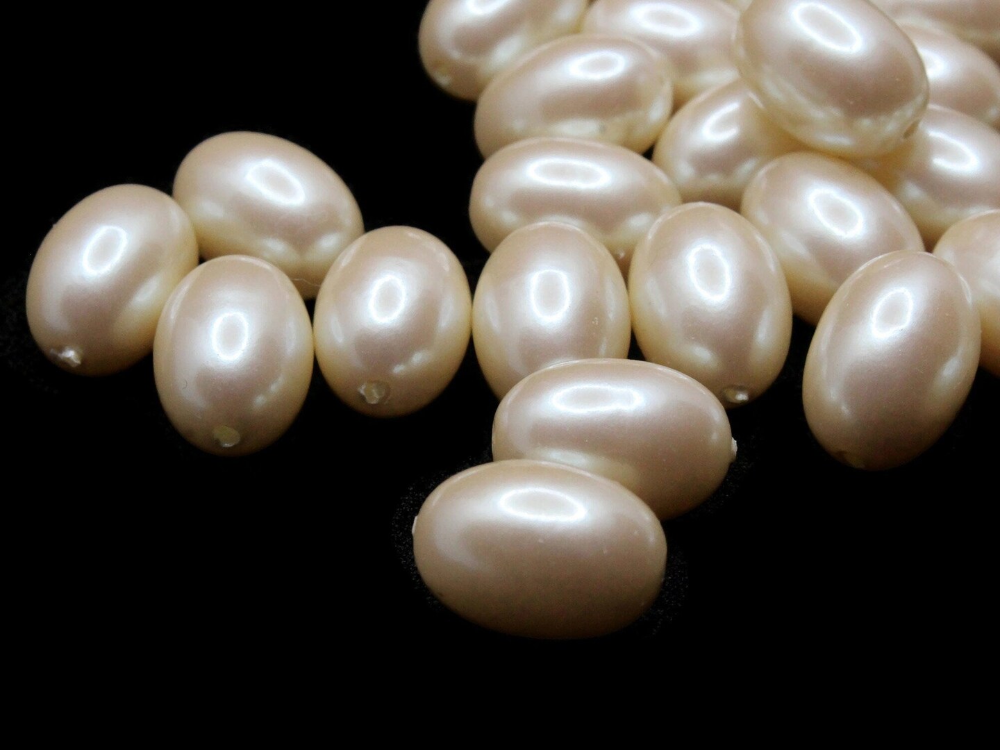 30 13mm Oval Vintage Cultura Pearl Beads