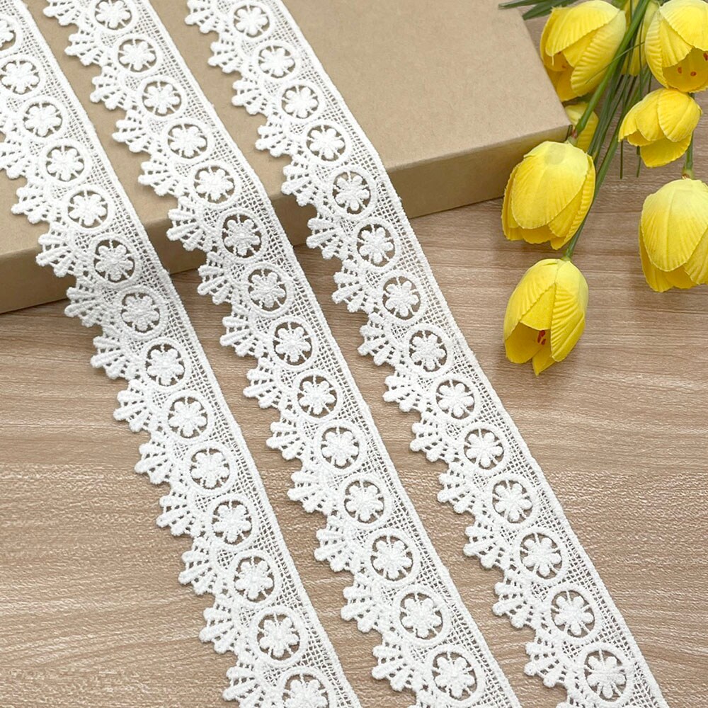 Designer&#x27;s Shop VL 6604 White small Daisy Floral with Hanging Petals edge. 1-1/4&#x201D; (32mm) x 5 yards.