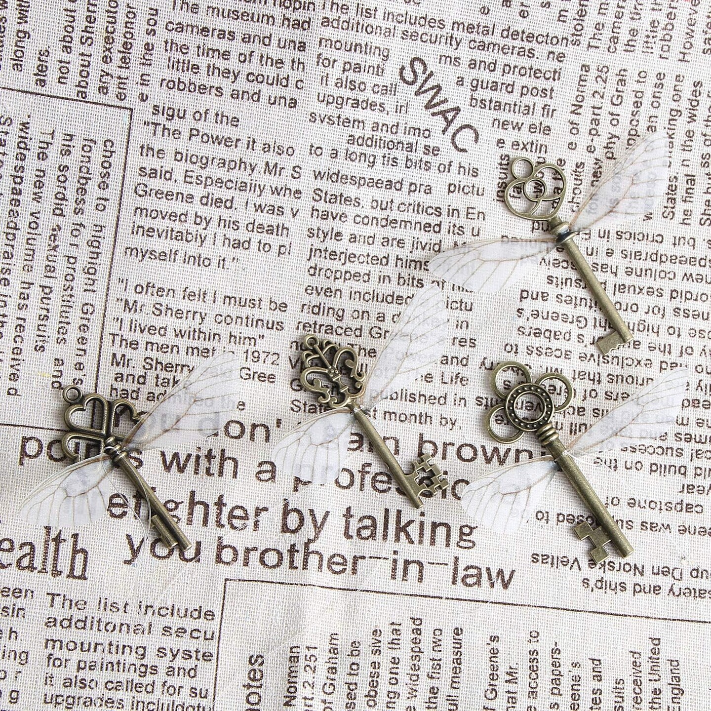 30 PCS Vintage Skeleton Keys Flying Keys Charms with 30 Pairs Dragonfly Wings and 30 Yards Elastic Crystal String for DIY Jewelry Making Wedding Party Favors Room Decor