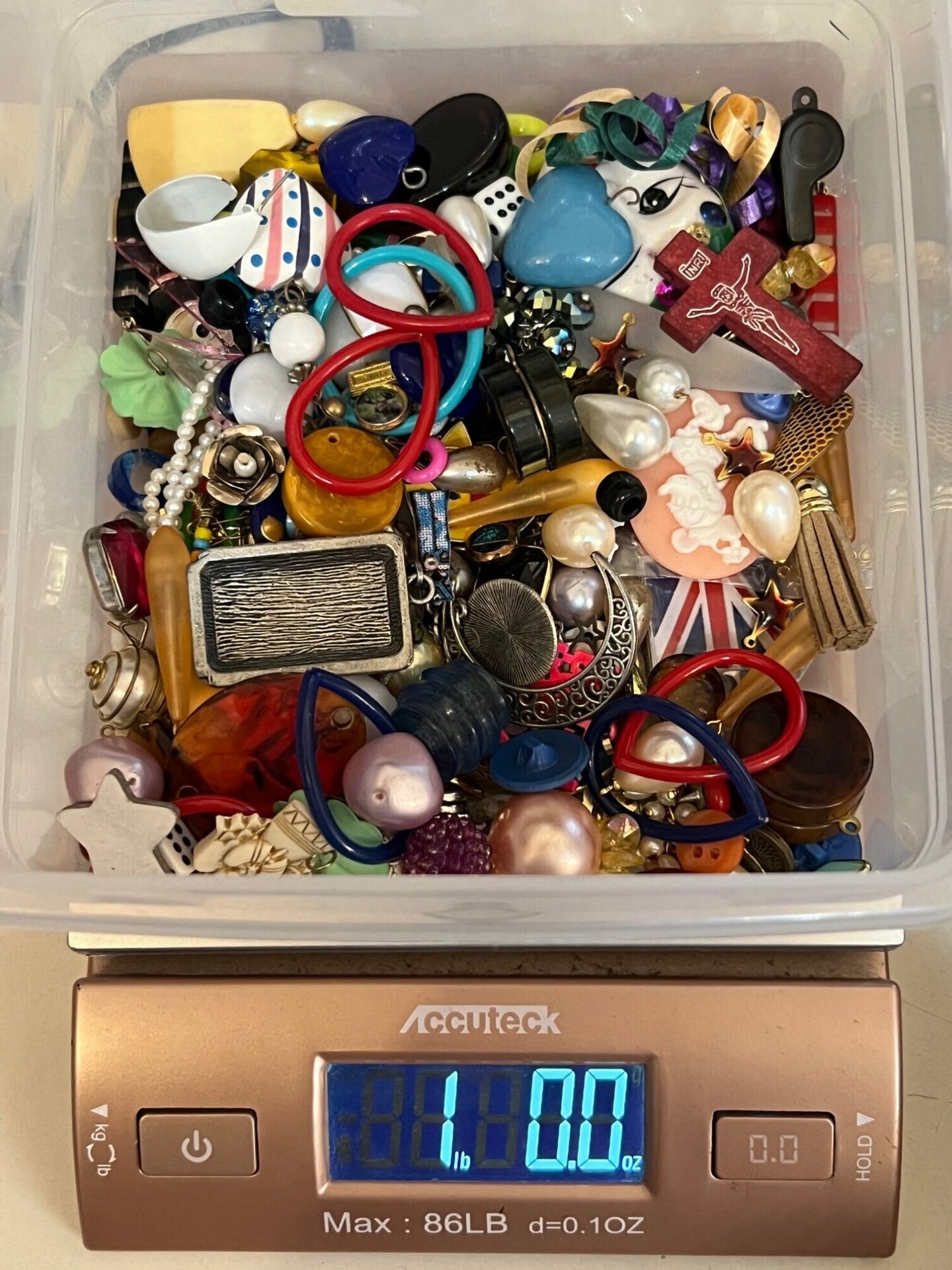 1/2lb Mystery Treasure Mix ~ Plastic, Glass, Enamel and More (Beads, Charms, Pendants and Junk)(1/2LB) (P700)