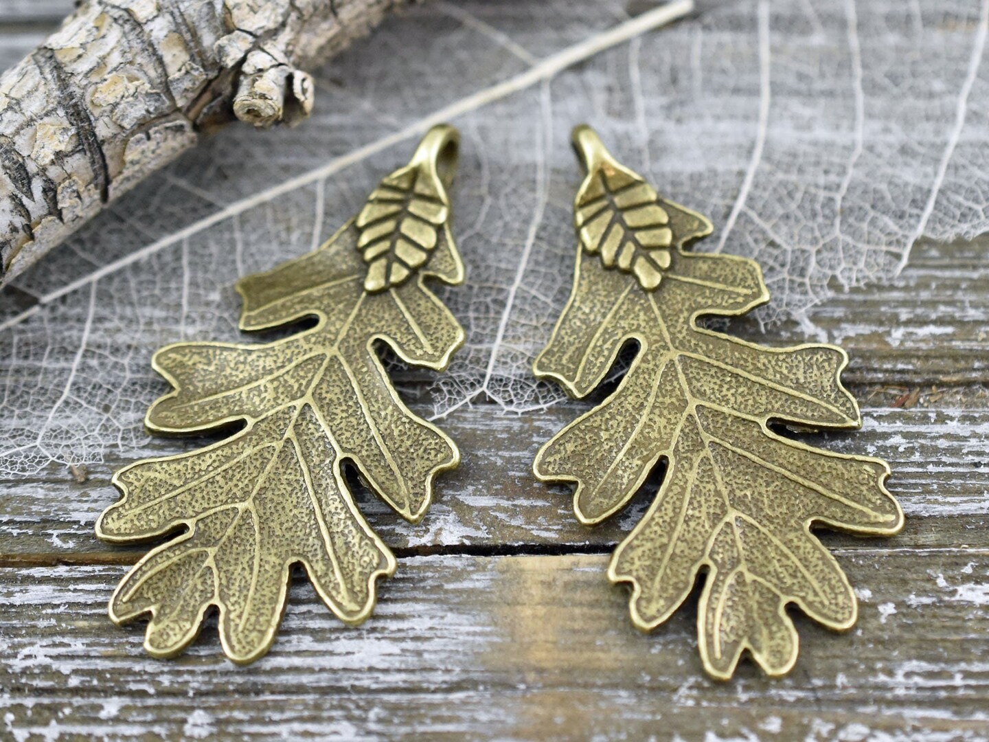 *10* 48x26mm Antique Bronze Oak Leaf Pendant