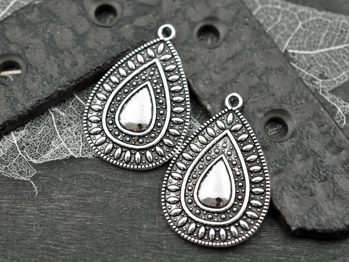 *4* 37x25mm Antique Silver Teardrop Pendants