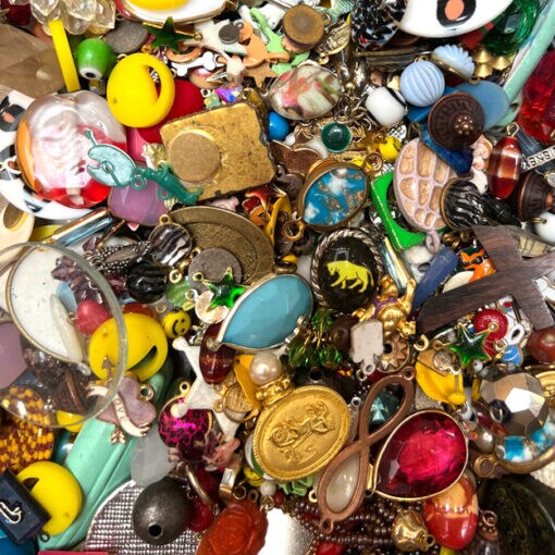 1/2lb Mystery Treasure Mix ~ Plastic, Glass, Enamel and More (Beads, Charms, Pendants and Junk)(1/2LB) (P700)