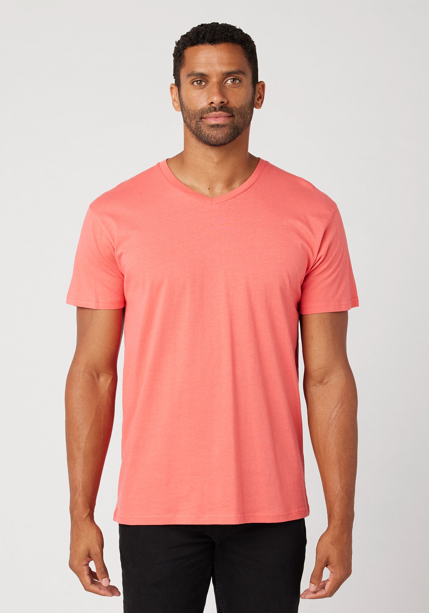 MEN&#x27;S V-NECK T-SHIRT