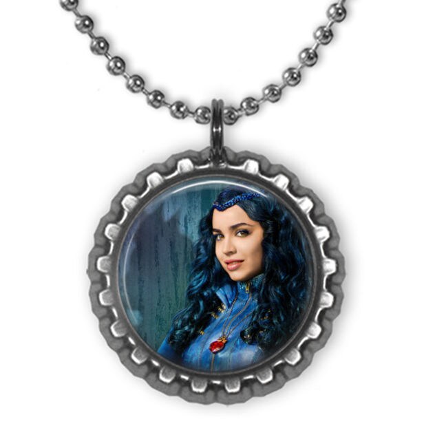 Heart pendant choker necklace worn by Princess Evie (Sofia Carson) as seen  in Descendants 3 movie wardrobe | Spotern