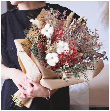 Dried Christmas Flowers 52 Pieces Dried Red Flowers Bouquet with Pine Cone Bunny Tails Grass Red Eucalyptus Plants for Home Wedding Table Gifts Christmas Kitchen Party Decoration (16.5&#x22;)