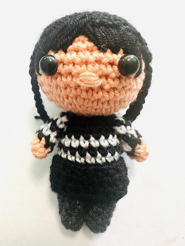 Mini bambola amigurumi Mercoledì Addams