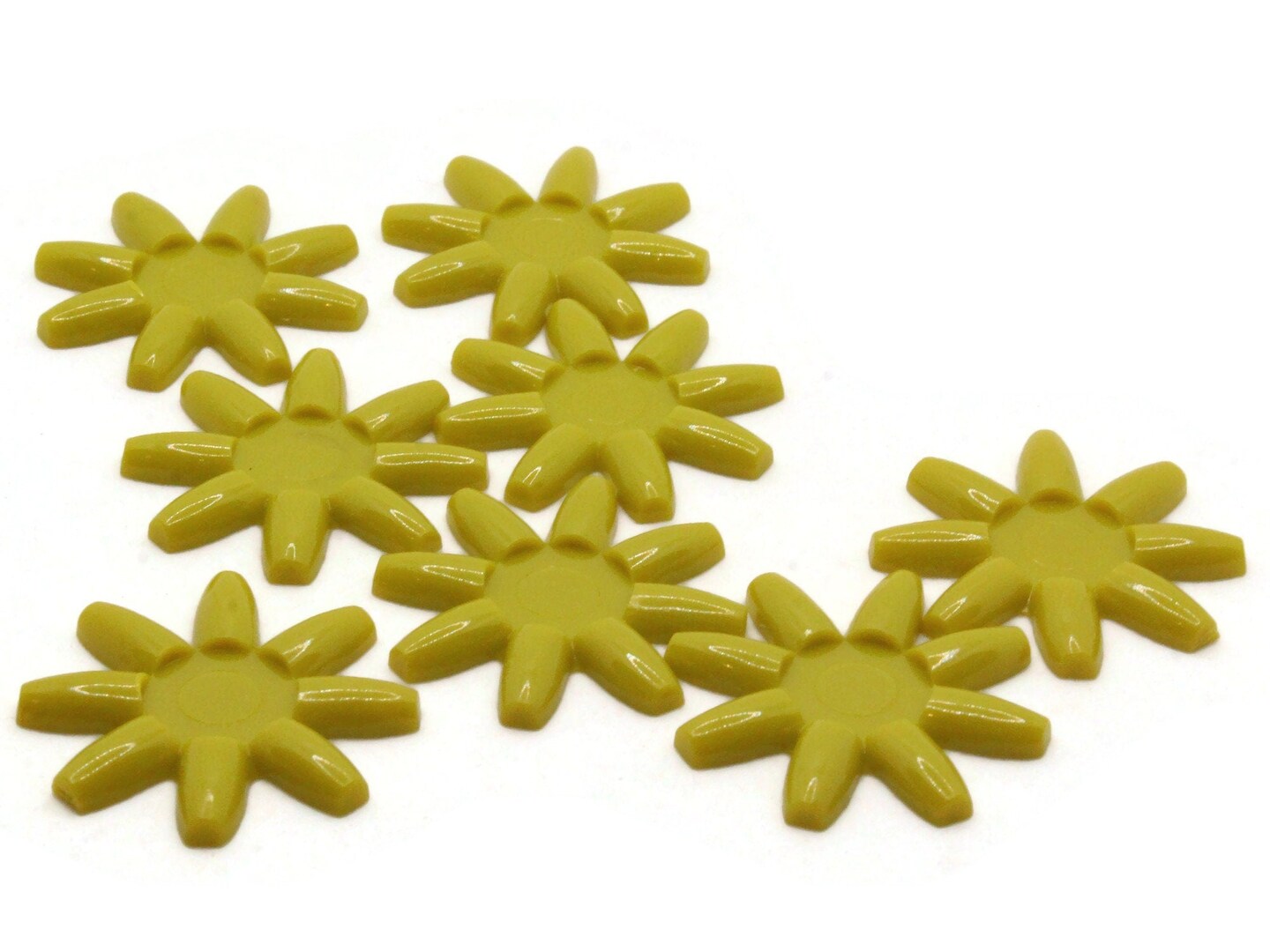 8 29mm Avocado Green Flower Vintage Plastic Cabochons   10mm Cabochon Trays