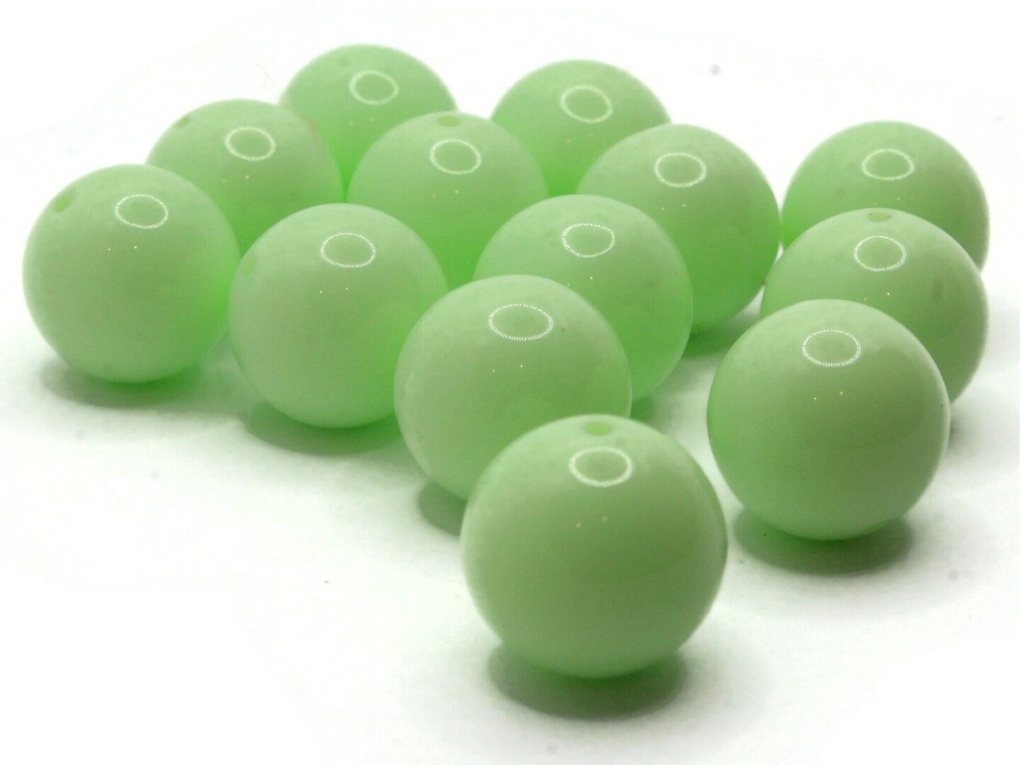 12 17mm Large Round Light Green Vintage Lucite Beads
