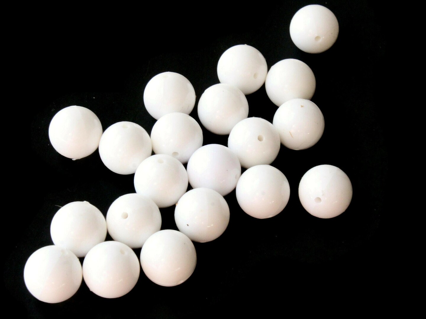 14 14mm Vintage White Plastic Round Beads