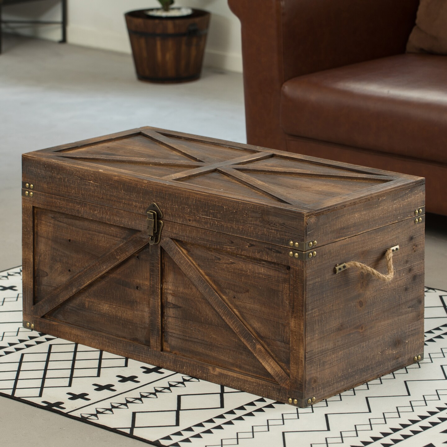 Brown Large Wooden Lockable Trunk Farmhouse Style Rustic Design Lined Storage Chest with Rope Handles