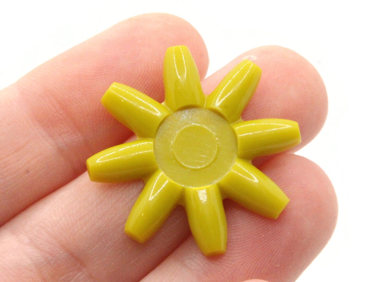 8 29mm Avocado Green Flower Vintage Plastic Cabochons   10mm Cabochon Trays