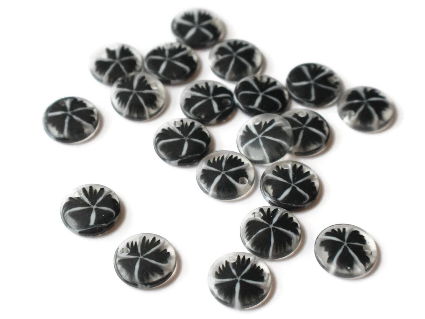 20 15mm Resin Black Flower Charms Clear Plastic Pendants Drop Beads Flat Round Sun Burst Charms