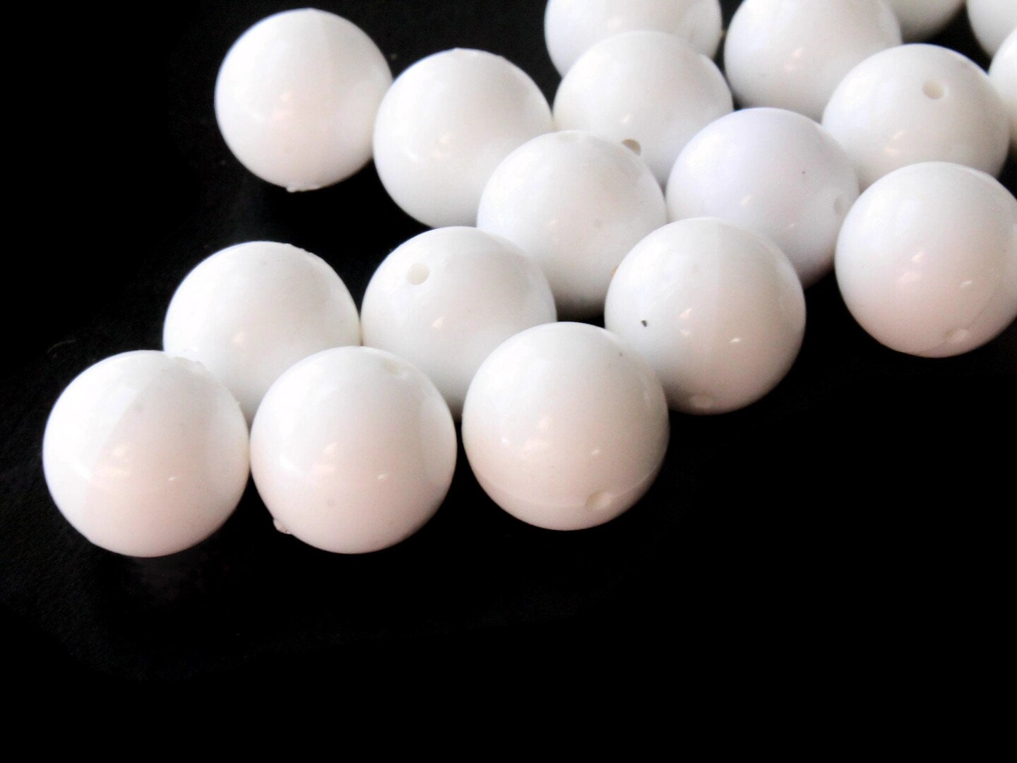 14 14mm Vintage White Plastic Round Beads