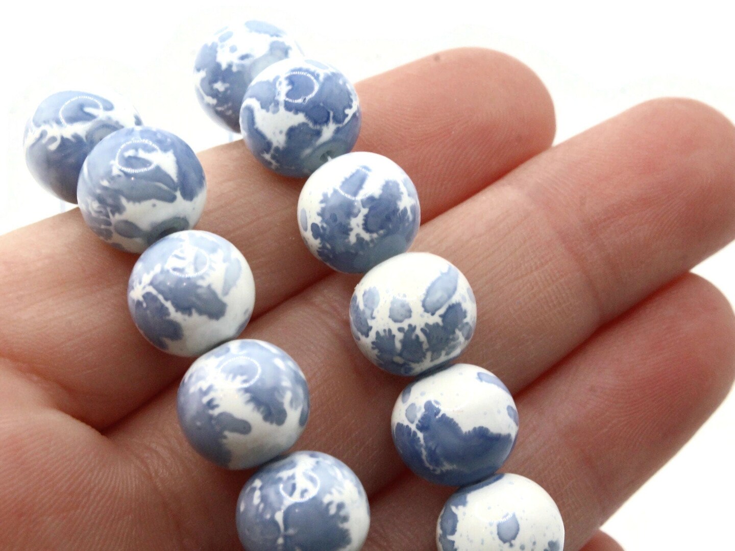 40 10mm White with Powder Blue Splatter Paint Smooth Round Glass Beads