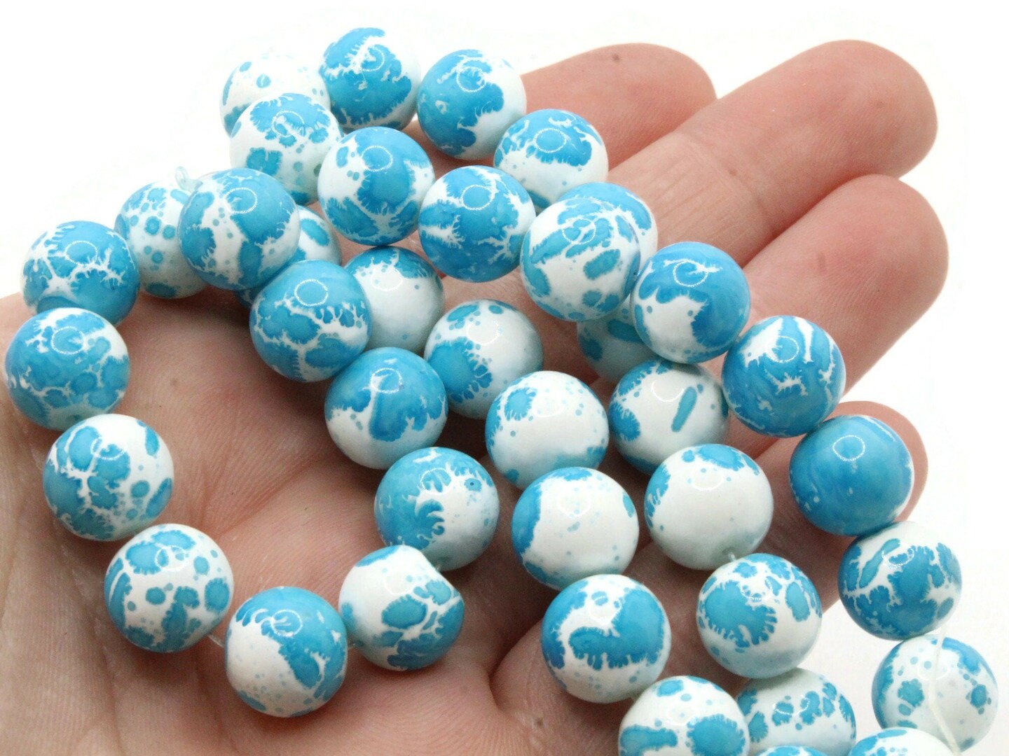 40 10mm White with Sky Blue Splatter Paint Smooth Round Glass Beads