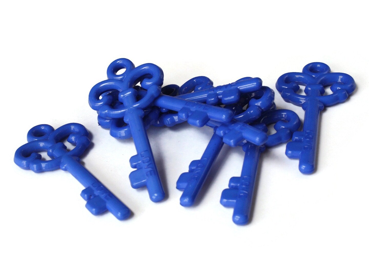 8 62mm Royal Blue Plastic Skeleton Key Charms bL3
