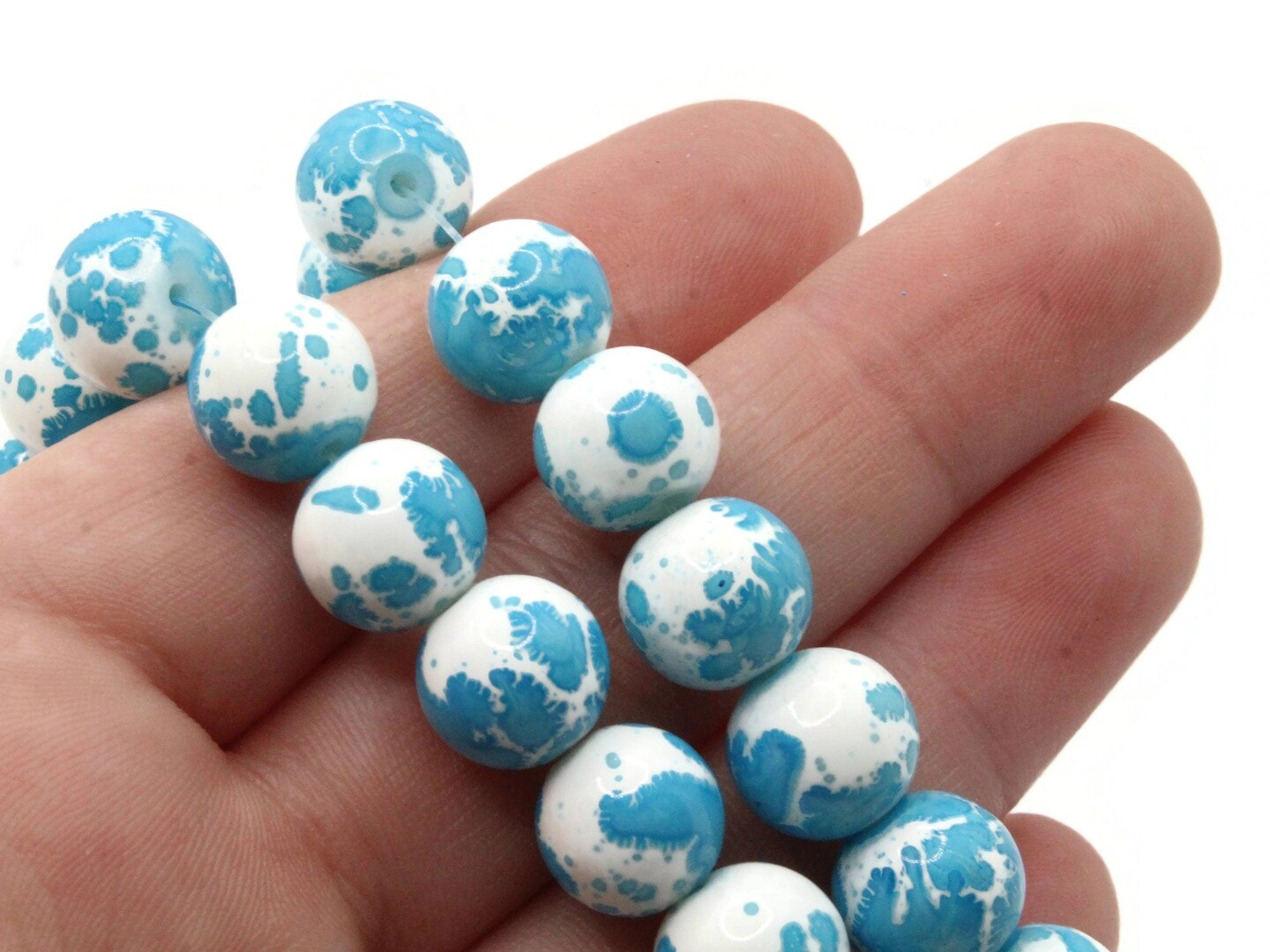 40 10mm White with Sky Blue Splatter Paint Smooth Round Glass Beads