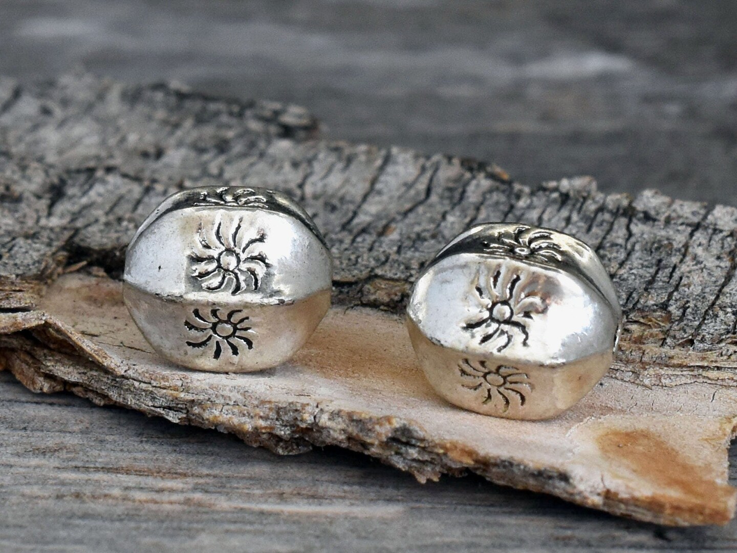 *10* 11x9mm Antique Silver Wedged Rounds w/Sun Design