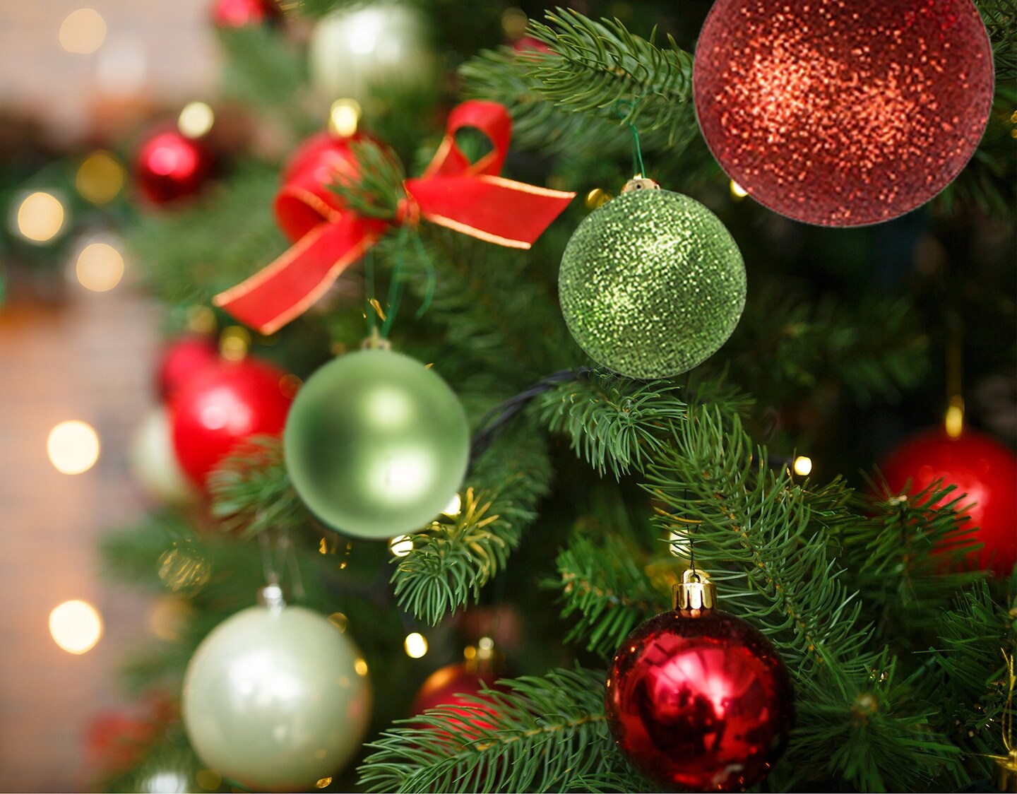 100 Shatterproof Christmas Ornament Balls - Christmas Ornaments For Christmas Tree Home Wedding Or Parties Decorative Ball (Sizes, 1.2" 1.6" & 2.4" ) (Red & Green)