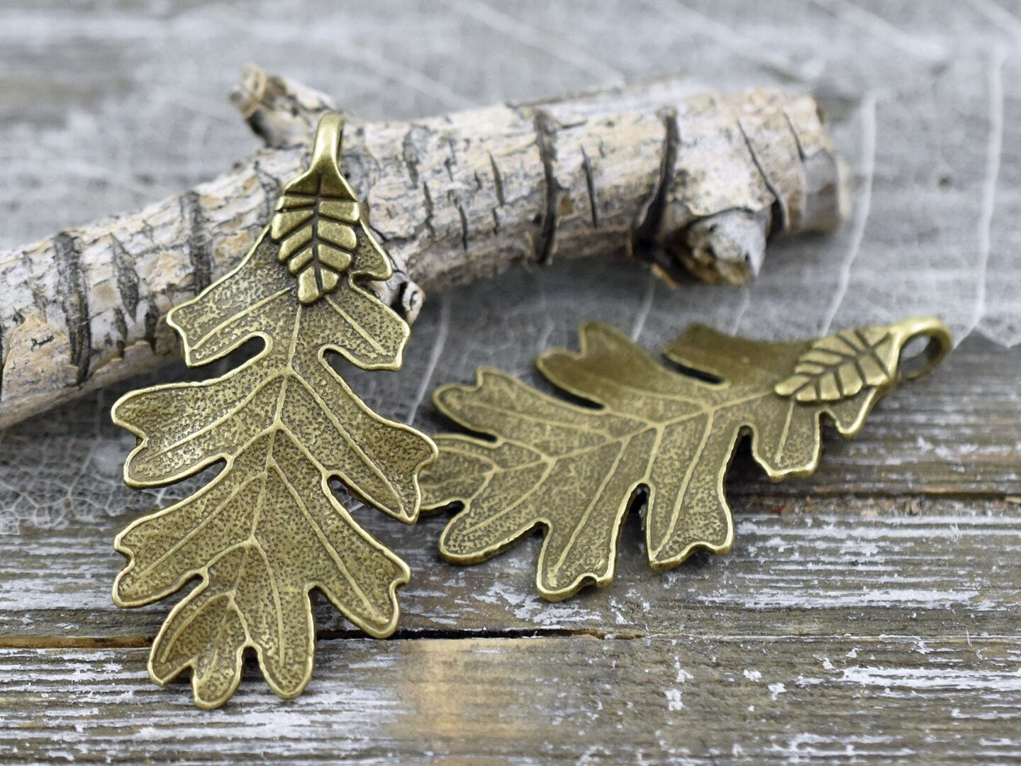 *10* 48x26mm Antique Bronze Oak Leaf Pendant