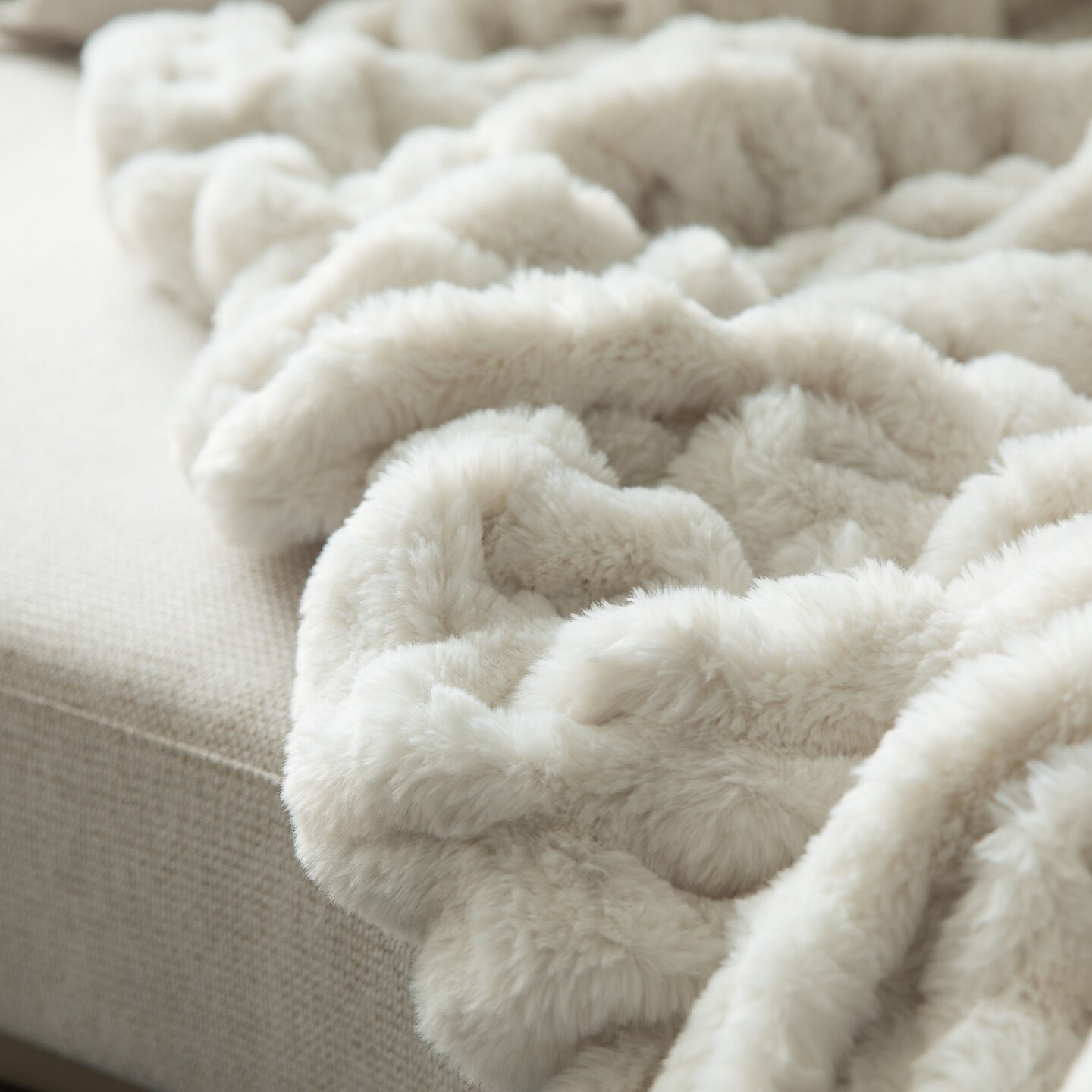 Luxurious 50 in. x 60 in. Rached Faux Fur Cozy Throw Blanket - Decorative  Plush Blanket for Sofa and Bed, Soft and Comfortable Home Accent, Stylish