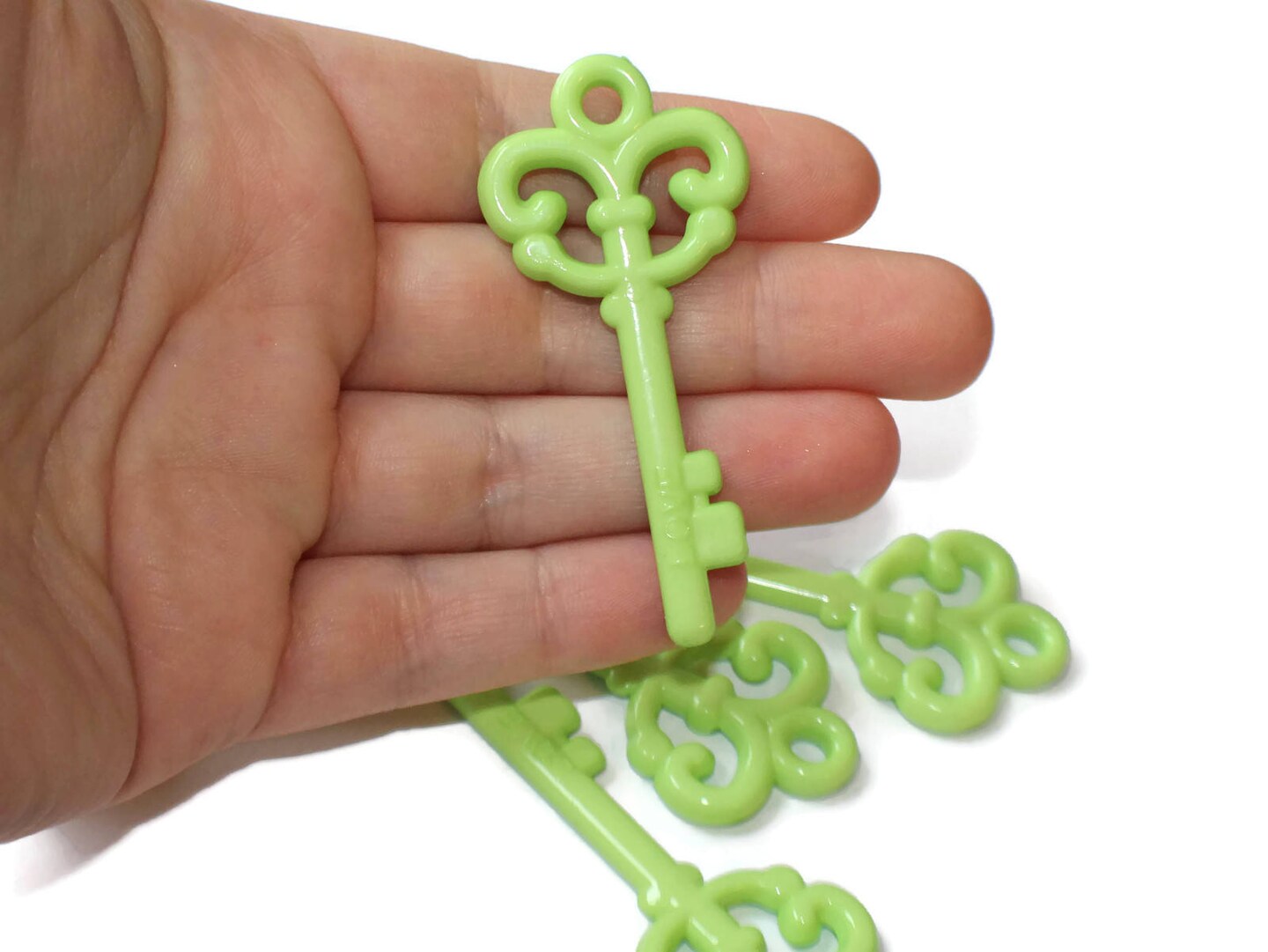 8 62mm Lime Green Skeleton Key Charms - Plastic Key Pendants bT1