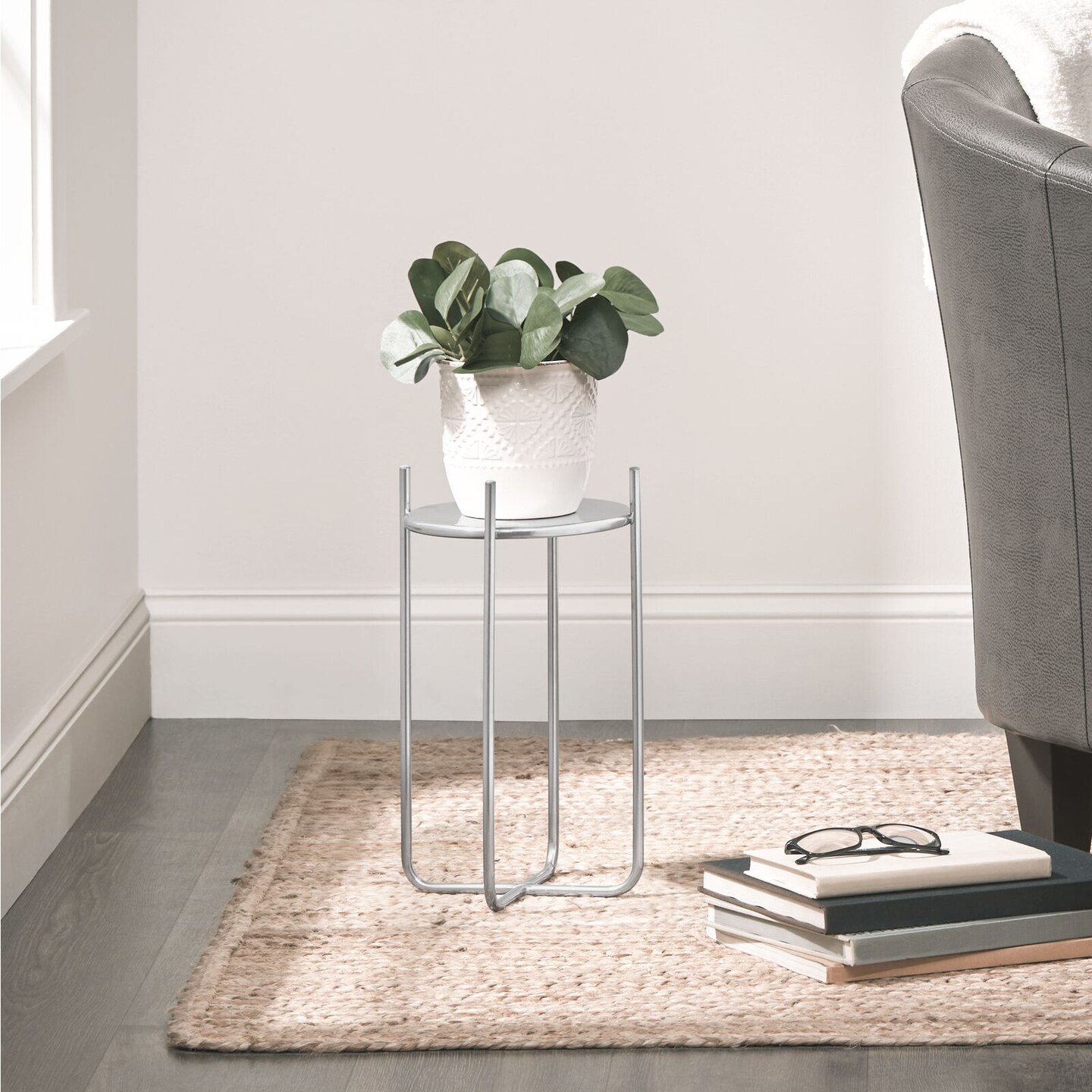mDesign Metal Steel Modern 15&#x22; Tall Crisscross Plant Stand