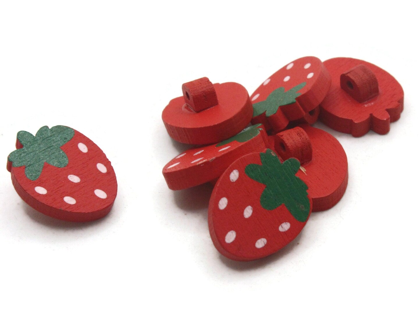 8 21mm Red Wooden Strawberry Shank Buttons